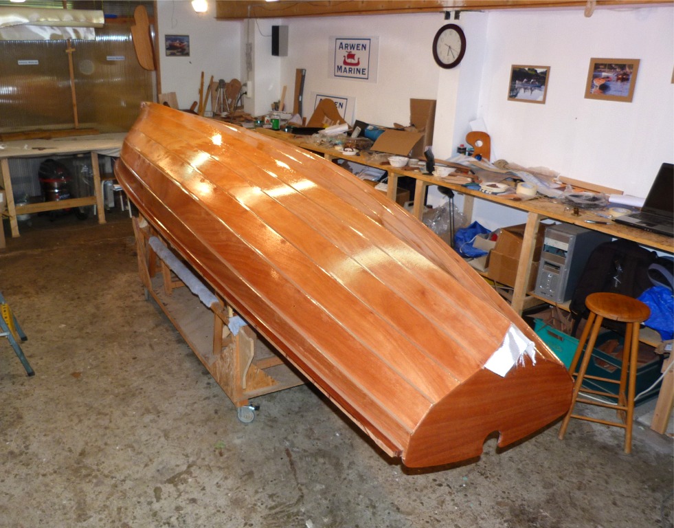Il me reste à poncer l'ensemble de la surface extérieure pour passer une nouvelle et dernière couche d'époxy, puis à coller l'aileron et les toletières. 