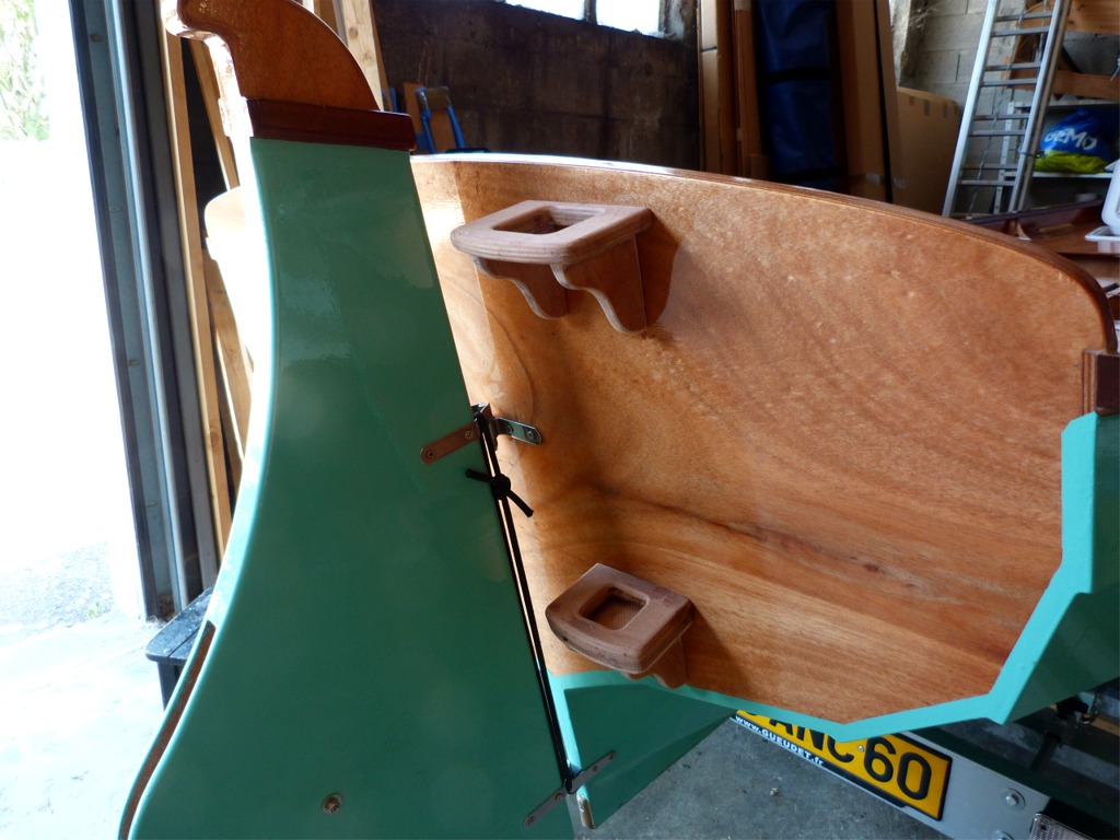 J'ai ensuite finalisé la transformation du prototype du Silmaril en bourcet-malet. en fixant un pied de mât et un étambrai sur l'extérieur du tableau, pas très esthétique vu de près, mais nettement préférable, à mon avis, au percement du pontage arrière et à la subséquente perte d'étanchéité du caisson arrière (un manchonnage et une évacuation basse auraient rétabli l'étanchéité, mais que de complications !) Les deux pièces sont simplement vissées "à sec" sur cette image, je les ai ensuite démontées, encollées à l'époxy, et remontées. 