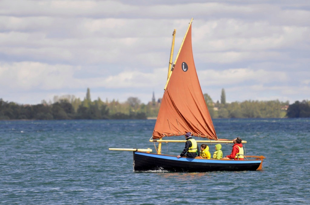 "Tournepierre" a pris deux ris sur les trois prévus dans sa grand-voile et rentré son foc. 