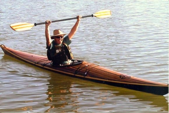 Je reviens sur une nouvelle publiée dans les dernières "nouvelles" : baisse de prix sur la plupart de nos kits, en particulier sur les kayaks "hybrides" (pont en strip-planking sur coque en cousu-collé). Il y a d'ailleurs eu quelques ajustements de prix du fait de l'impact du transport depuis cette première annonce. Car je rappelle que tous les prix des kits incluent la livraison en France continentale et la TVA. Par ailleurs, les prix des kits de la gamme Guillemot Kayaks ne sont toujours pas en ligne, mais cela ne saurait plus guère tarder. 