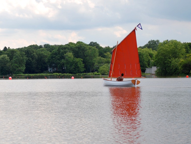 J'ai trouvé cette photo d'une Yole de Chester gréée d'une voile au tiers, prenve que nous ne somme pas les premiers à penser à gréer ce magnifique bateau d'aviron. 