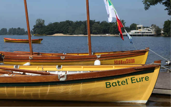 Pour les vélirameurs de la moitié nord de la France (ceux qui aiment les jeux de mots pourris moyens et les autres), il y a ensuite "La Seine aux Marins", les 5 et 6 juillet, un rassemblement organisé par la Fédération Voile-Aviron. Toutes les informations sont ici.