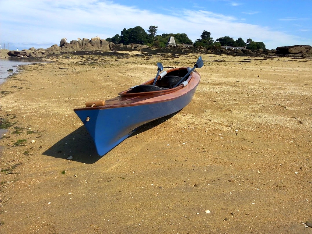 Et voilà ! Franck nous écrit : "Les navigations sont devenues beaucoup plus agréables ; le kayak est maintenant nettement moins ardent dans la brise de travers, et c'est une locomotive sur ses rails par temps calme. Aucun souci pour virer court ; bien au contraire : on sait exactement comment ça va le faire, contrairement à avant la pose de l'aileron, où ça se "barrait" un peu n'importe comment !"