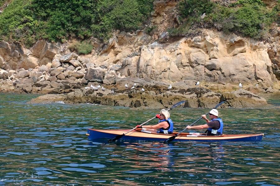 J'ai récemment mis en ligne les images de la construction du superbe Wood Duck Double par Franck, et son installation mixte pour l'utiliser aussi bien en double comme ci-dessus pendant les Fêtes de Douarnenez qu'en solitaire. 